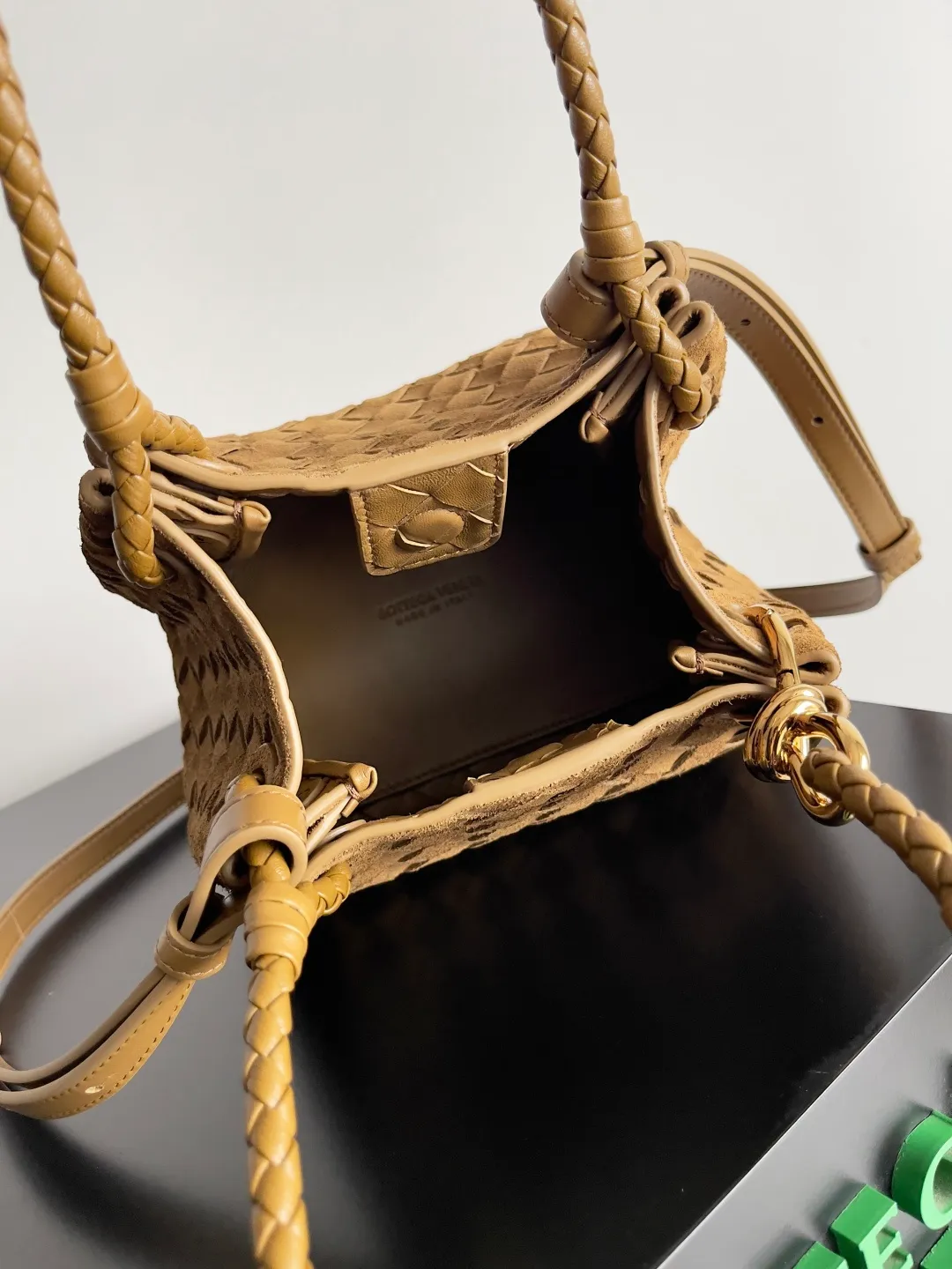 Batch 2280 BV home is new! Andiamo combines the Bottega Veneta archive parachute handbag to inherit retro elements and integrate modern trends. The same style as Shu Qi's in Beijing Night. It is a continuation of the classic bag. It has three functions: hand carry, shoulder and cross-body. It is embellished with metal brass knot buckles. It is small and has an amazing capacity. It can easily hold sunglasses in a box / small bottle of water / powder powder / charger and other daily necessities when going out. The upper body is versatile. Style number: 796569 Size: 21*17*16.5cm
